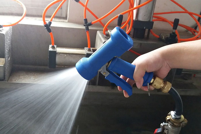 Uno de nuestros clientes en Alemania tiene un pedido de compra anual por valor de 1,8 millones de dólares estadounidenses, incluidas 36.000 pistolas de agua industriales azules.